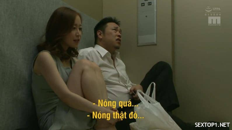 Kẹt trong thang máy với anh hàng xóm tốt bung ~ Yuu Shinoda